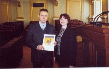 Starosta Ladislav Vlachý a místostarostka JaroslavaHaldová se znakem v parlamentu 13.2.2003
